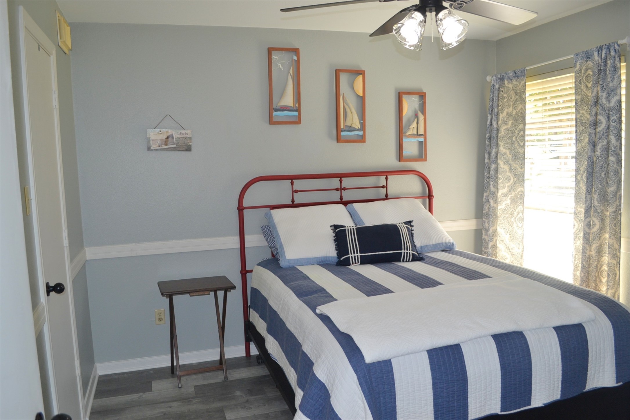 102 Lakeview Terrace, Unit D Conroe, TX 77356 - Photo 5 of 44 a bedroom with a bed and window