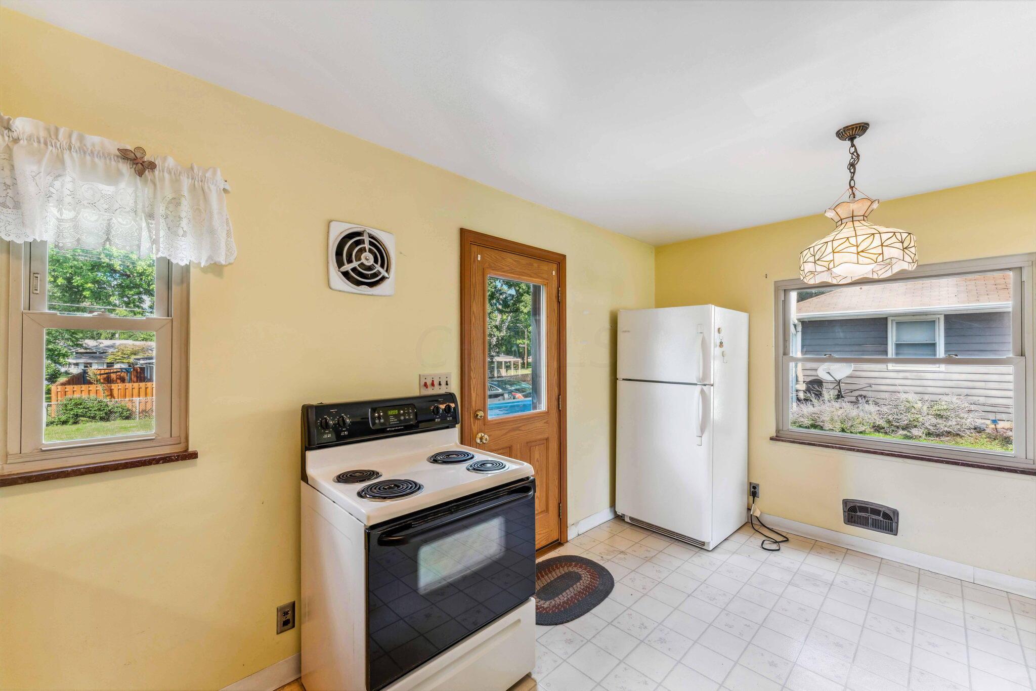 157 South Hamilton Road Columbus, OH 43213 - Photo 9 of 29 Eating Space/ Kitchen