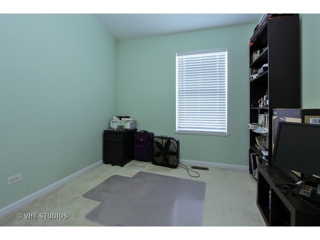 521 George Street, Unit 43 Wood Dale, IL 60191 - Photo 10 of 14 a bedroom with a bed and a window