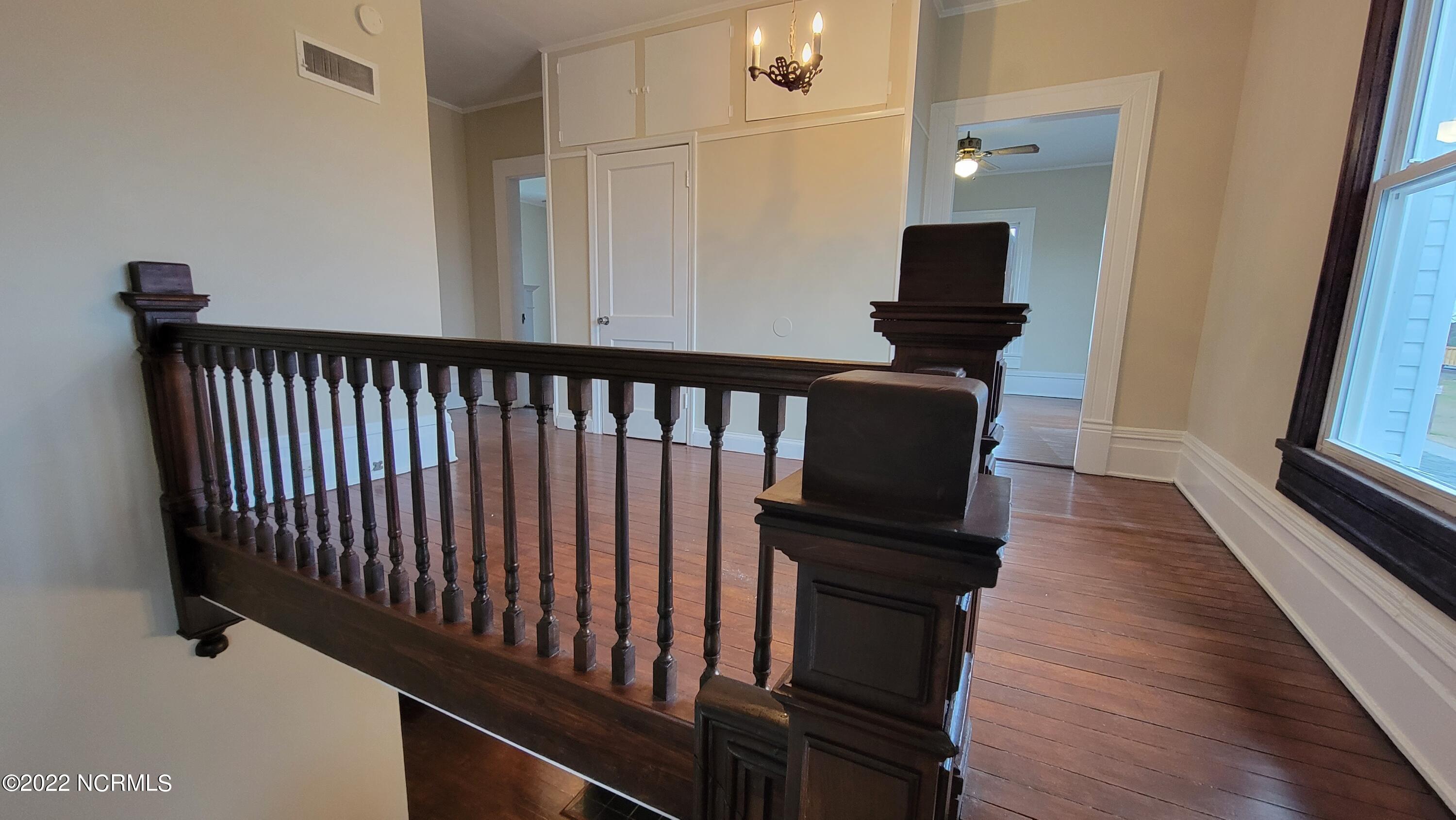 859 Pasteur Street New Bern, NC 28560 - Photo 13 of 35 Second floor landing