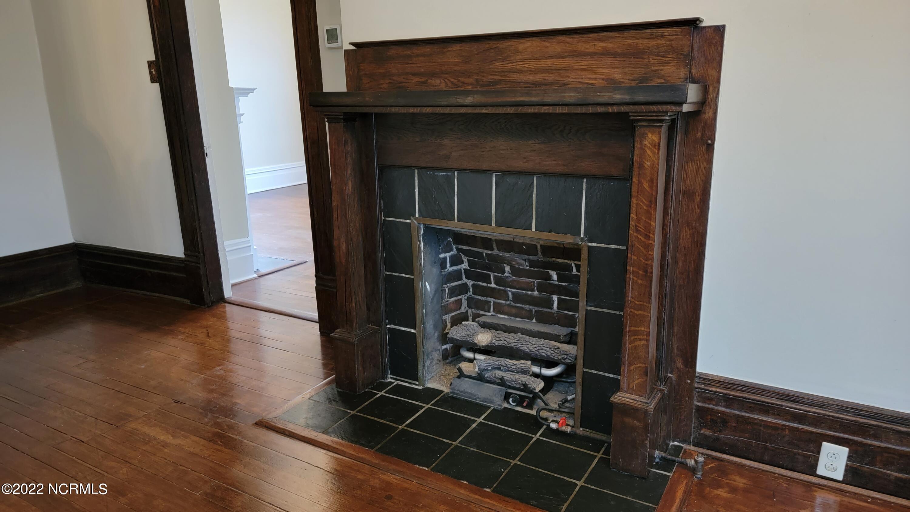 859 Pasteur Street New Bern, NC 28560 - Photo 5 of 35 Working gas logs