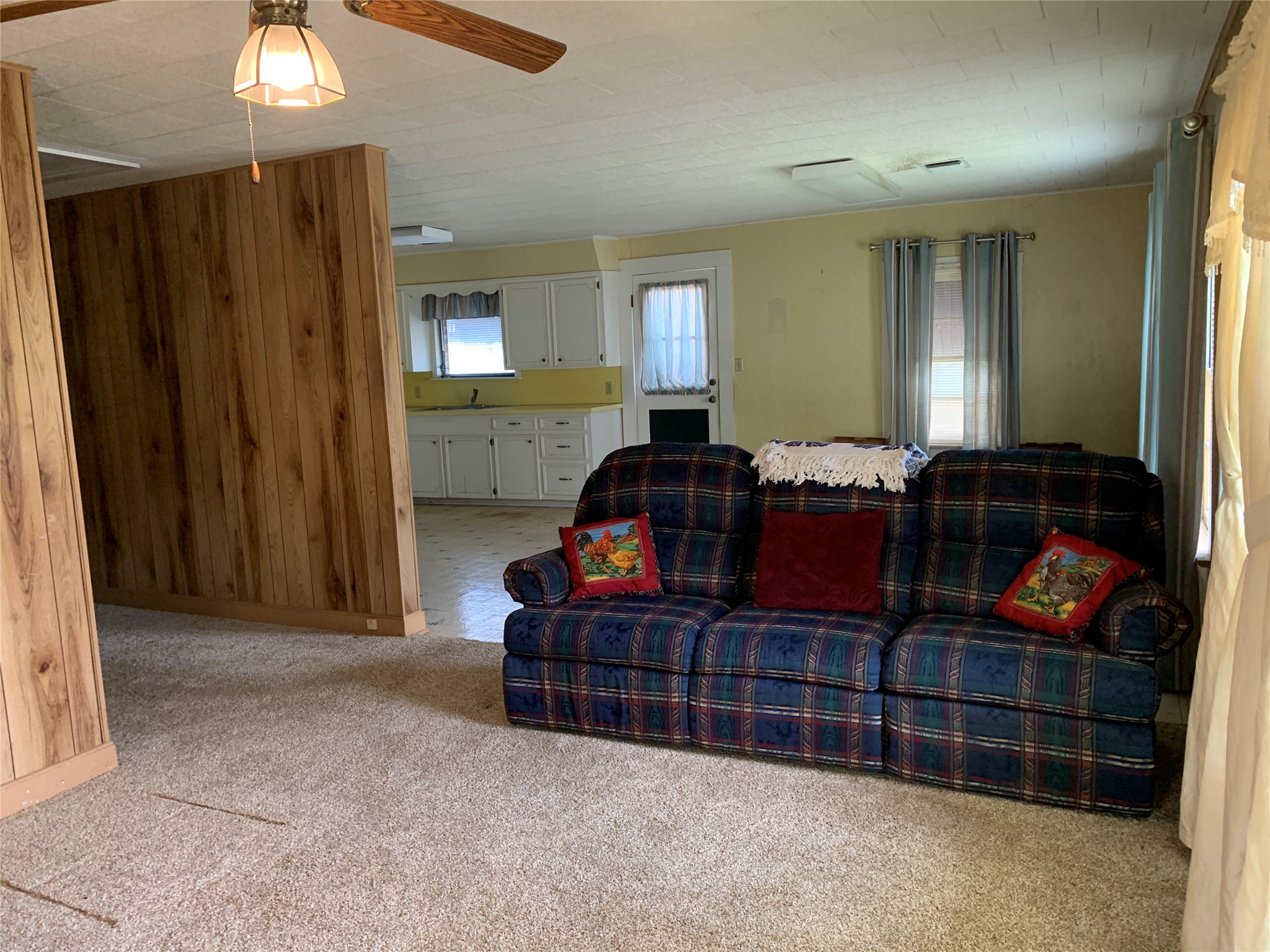 908 Paulus Street Schulenburg, TX 78956 - Photo 3 of 5 a living room with furniture a lamp and a window