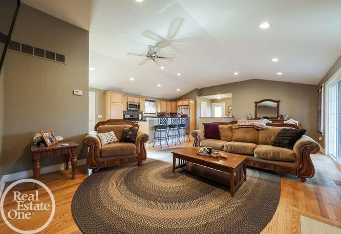 496 Shelbourne Road Grosse Pointe, MI 48236 - Photo 8 of 34 31338688-7.JPG