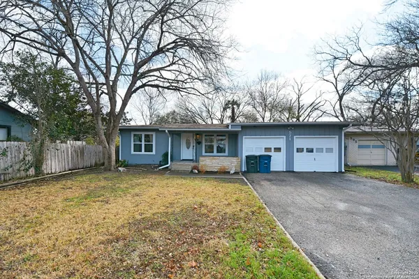 $1,695 | 571 West Merriweather Street, New Braunfels, TX 78130