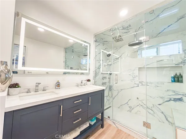 a en suite bathroom with double sink and a mirror