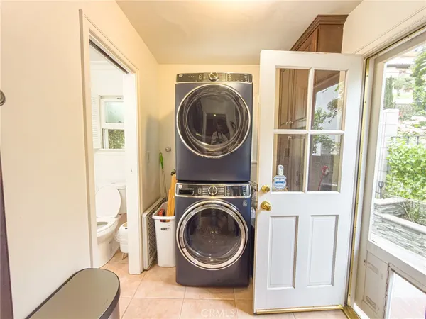 a view of a bedroom with washer and dryer