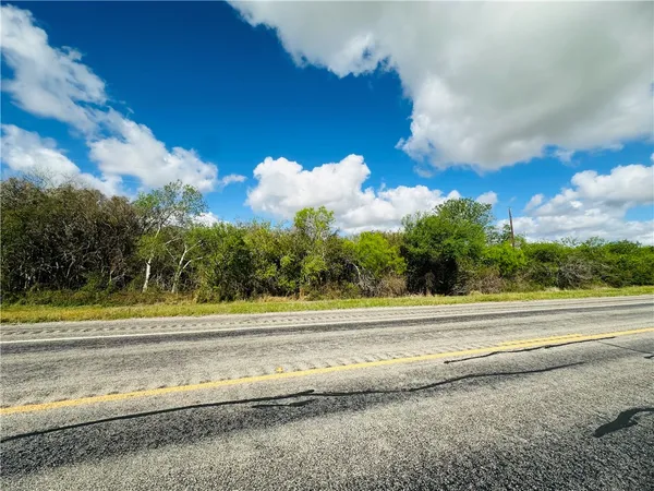 a view of a yard and lake view