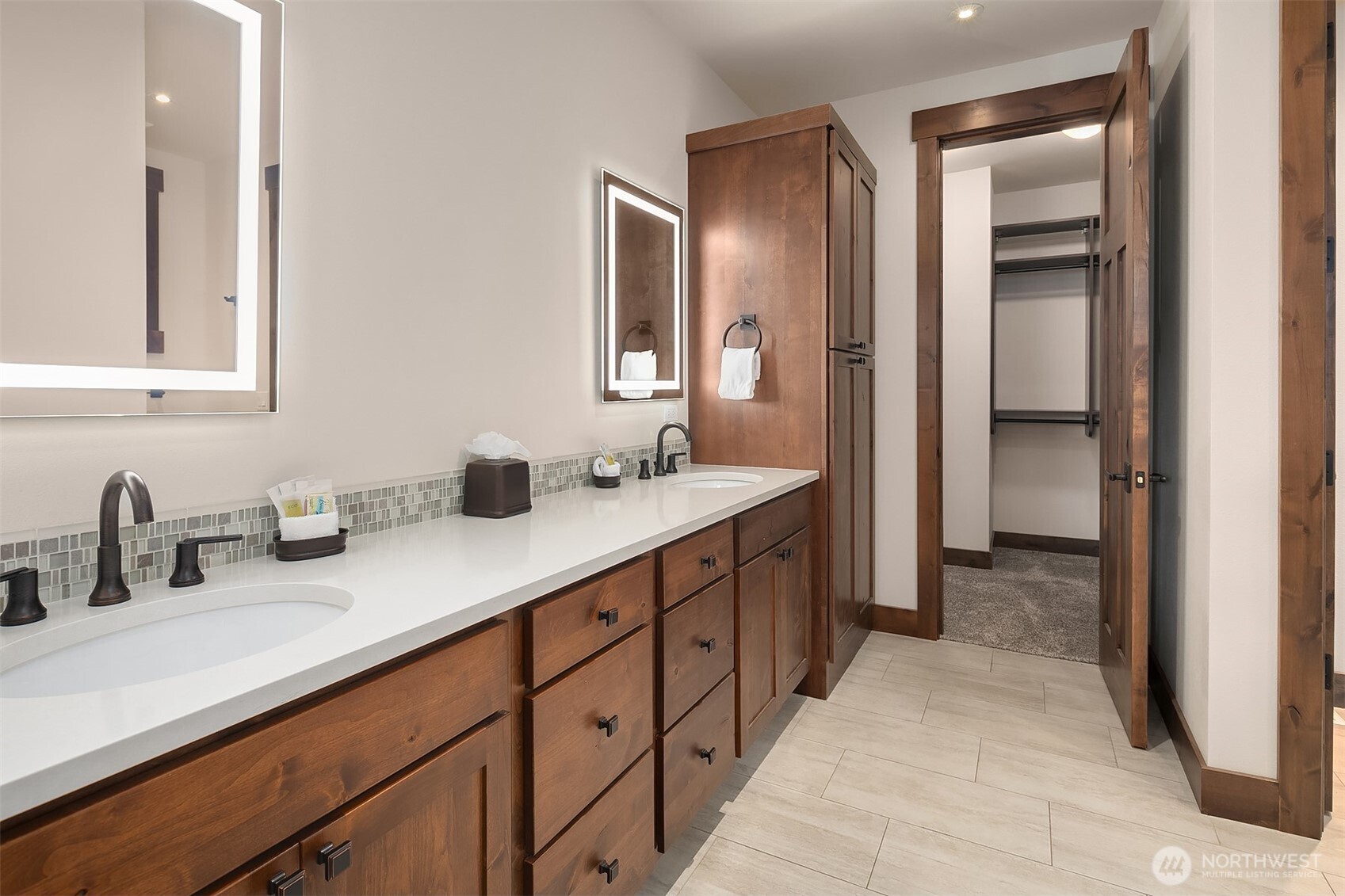 1380 Larkspur Loop Cle Elum, WA 98922 - Photo 16 of 40 a bathroom with double sink and a mirror