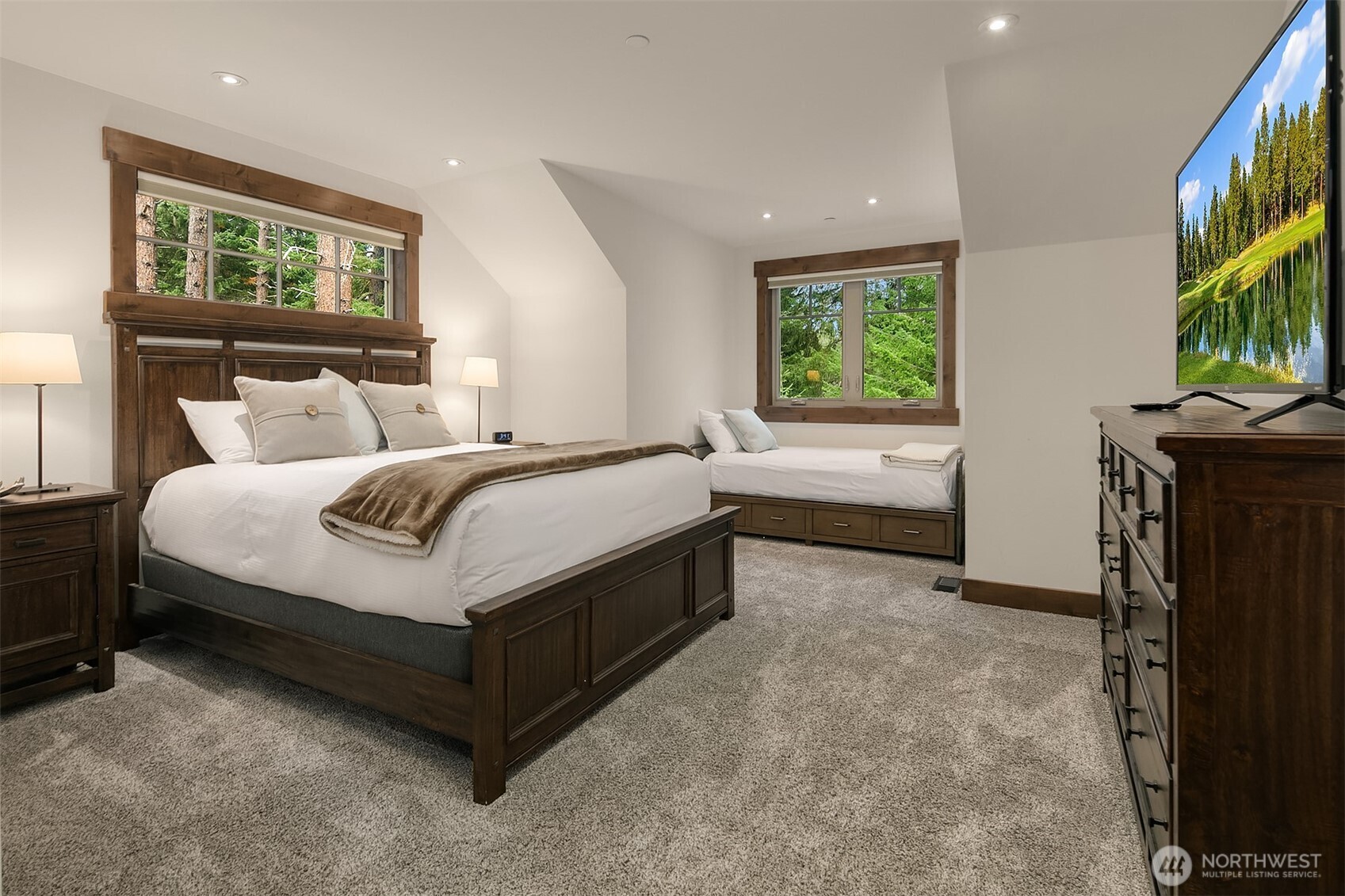 1380 Larkspur Loop Cle Elum, WA 98922 - Photo 24 of 40 a spacious bedroom with a bed and a flat tv screen