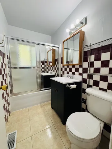 $450,000 | 670 Lakeview Lane, Hoffman Estates, IL 60169