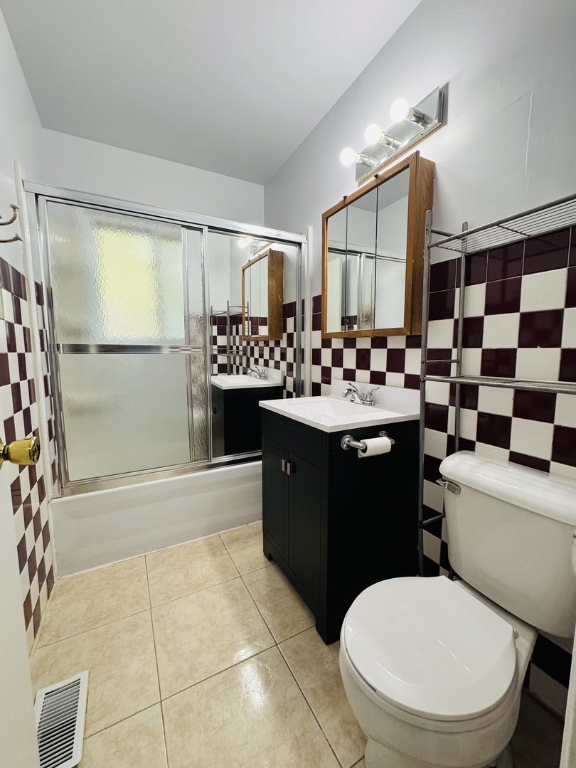 670 Lakeview Lane Hoffman Estates, IL 60169 - Photo 14 of 23