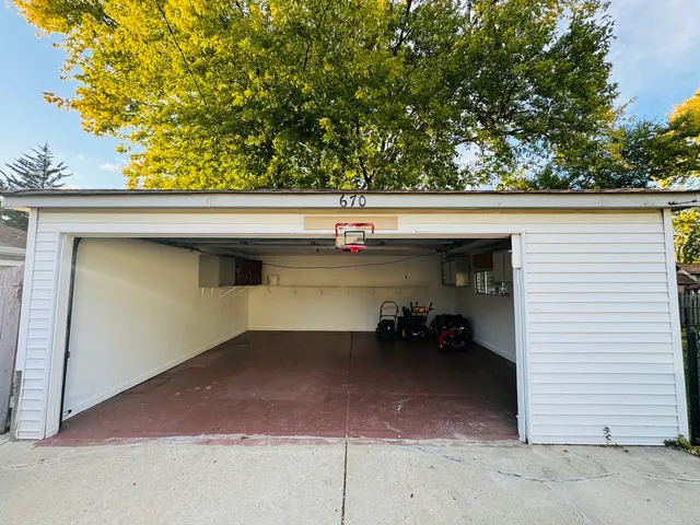 $450,000 | 670 Lakeview Lane, Hoffman Estates, IL 60169