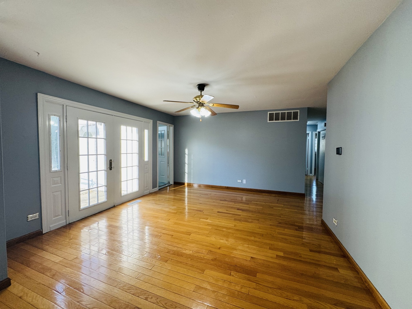 670 Lakeview Lane Hoffman Estates, IL 60169 - Photo 8 of 23