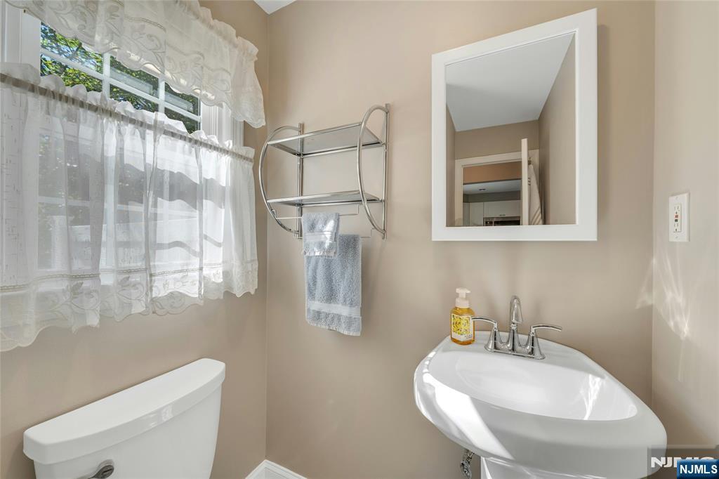 678 Millbrook Road River Edge, NJ 07661 - Photo 18 of 34