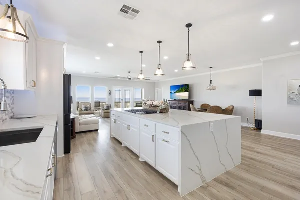 $1,249,995 | 2534 Cliff Drive, Dickinson, TX 77539