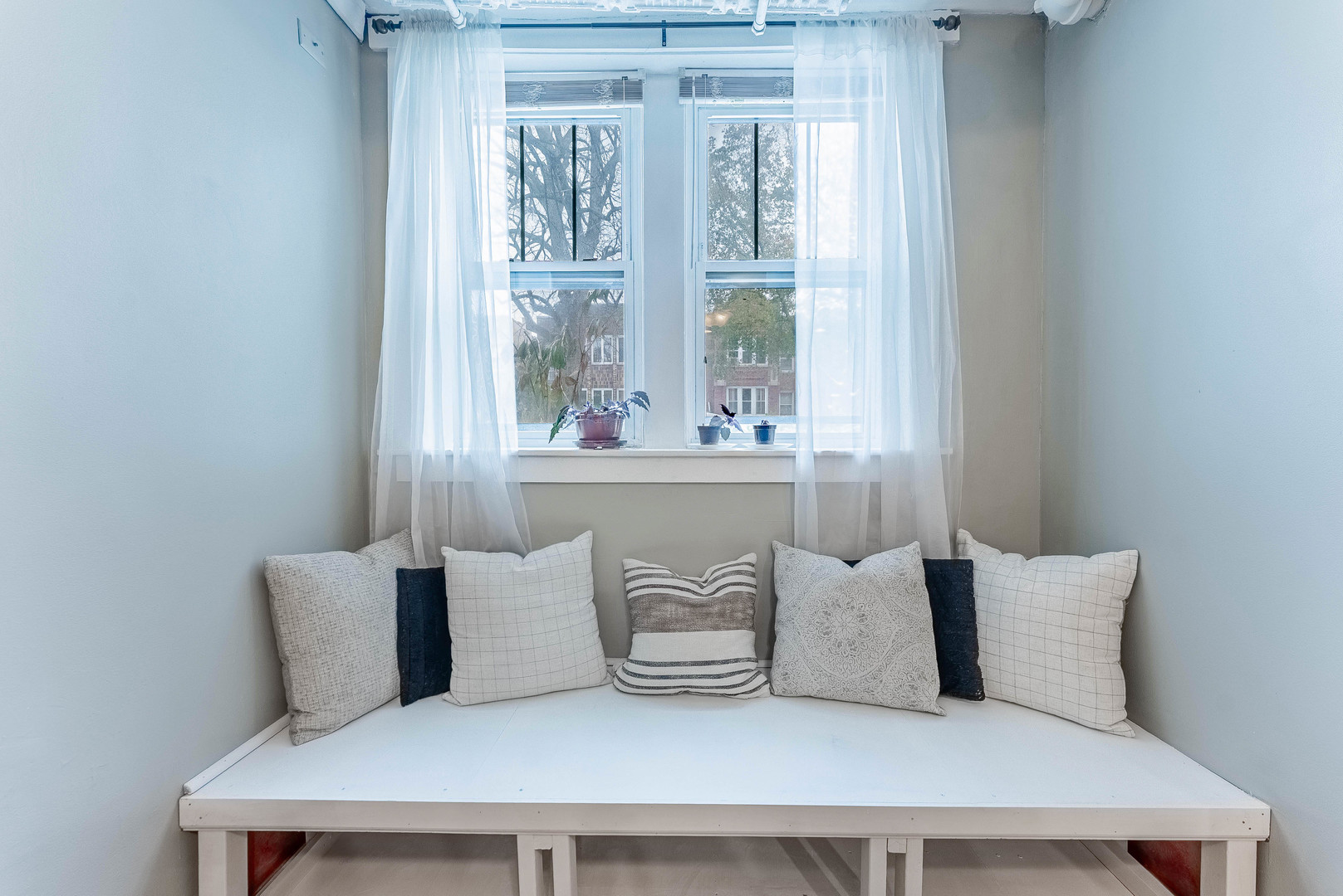 6430 North Glenwood Avenue, Unit G4 Chicago, IL 60626 - Photo 11 of 33 a living room with furniture and a window