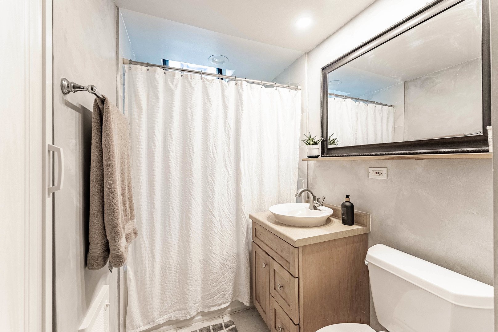 6430 North Glenwood Avenue, Unit G4 Chicago, IL 60626 - Photo 15 of 33 a bathroom with a sink toilet and shower