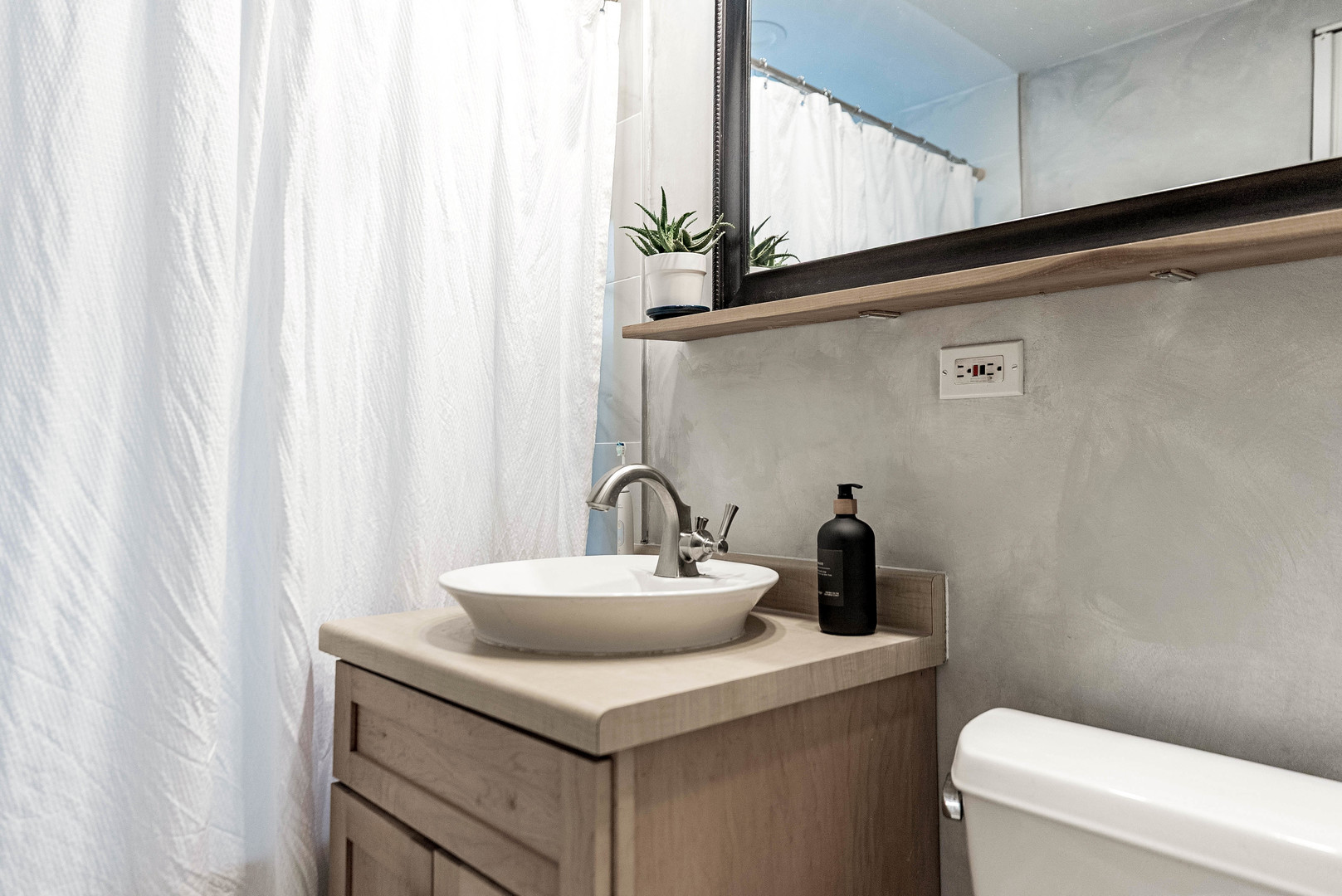 6430 North Glenwood Avenue, Unit G4 Chicago, IL 60626 - Photo 16 of 33 a bathroom with a sink and a toilet