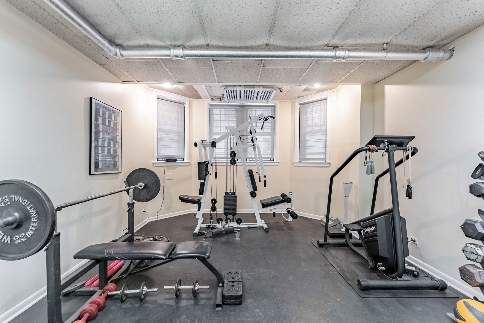 6430 North Glenwood Avenue, Unit G4 Chicago, IL 60626 - Photo 20 of 33 a view of a room with gym equipment