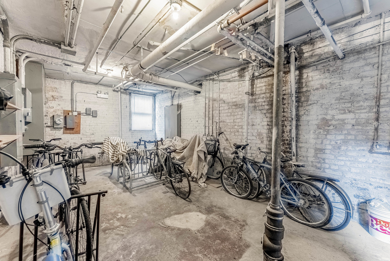 6430 North Glenwood Avenue, Unit G4 Chicago, IL 60626 - Photo 26 of 33 a group of bicycles are with glass windows
