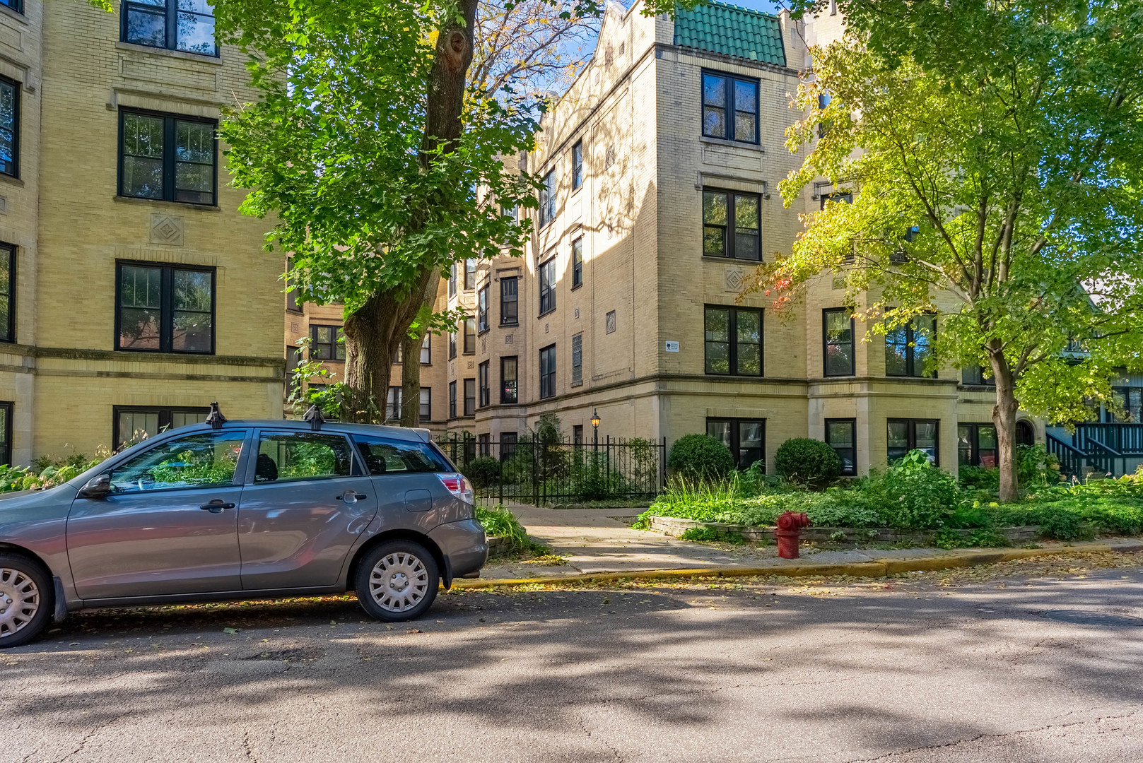 6430 North Glenwood Avenue, Unit G4 Chicago, IL 60626 - Photo 30 of 33 a car parked in front of a house