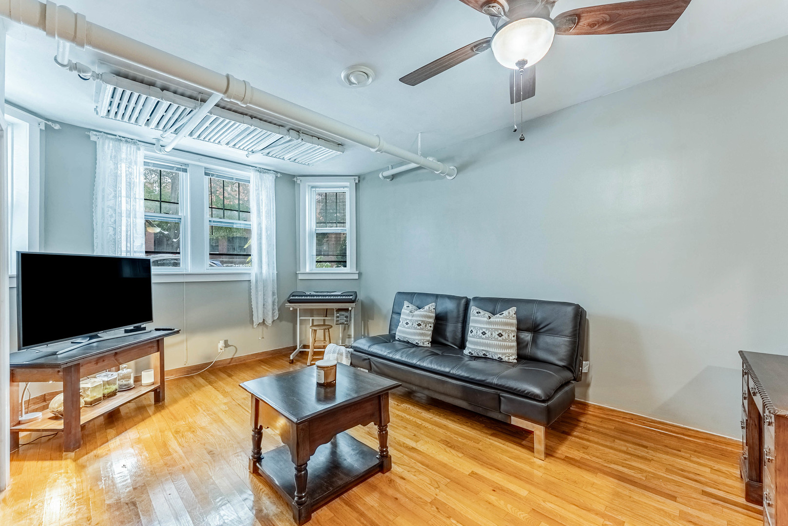 6430 North Glenwood Avenue, Unit G4 Chicago, IL 60626 - Photo 7 of 33 a living room with furniture and a flat screen tv