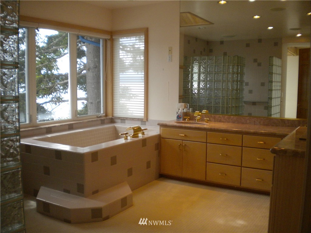 13441 Northeast North Shore Road Belfair, WA 98528 - Photo 8 of 18 Gallery Image 8