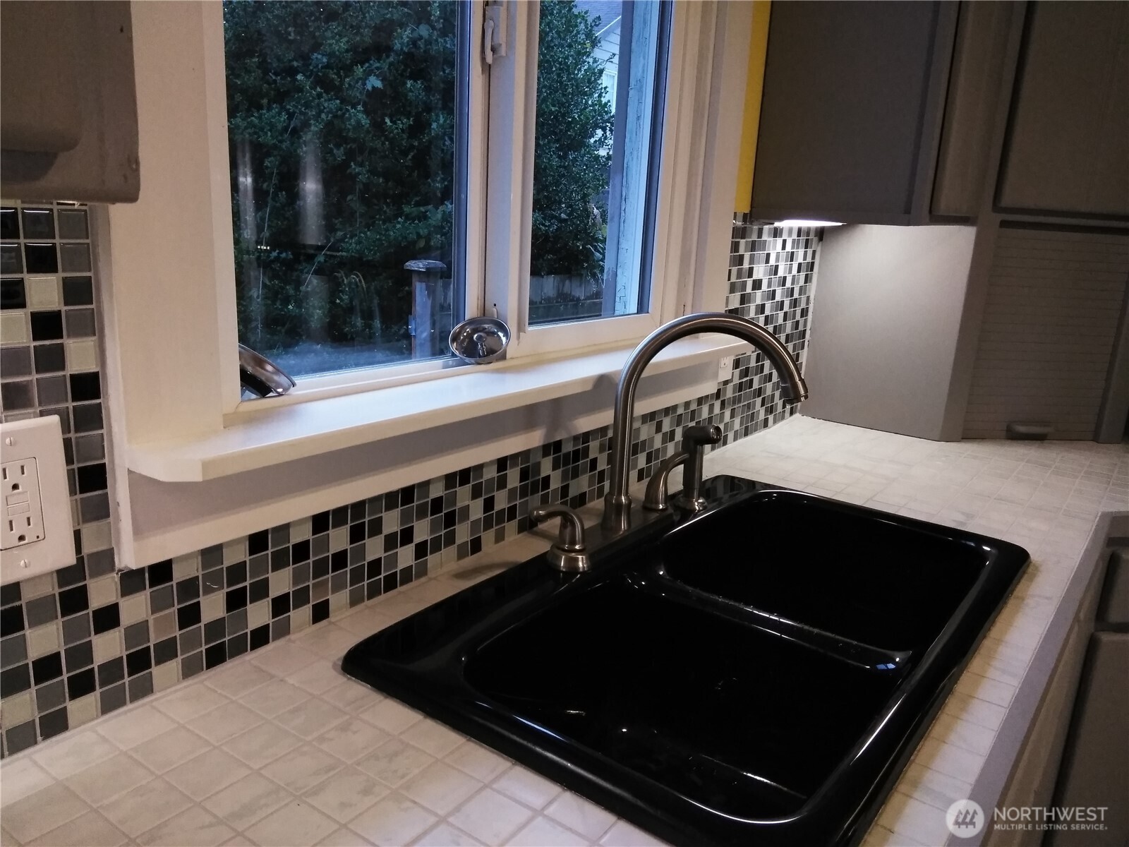 211 Garfield Street Hoquiam, WA 98550 - Photo 13 of 26 a close view of a stove a kitchen and chair
