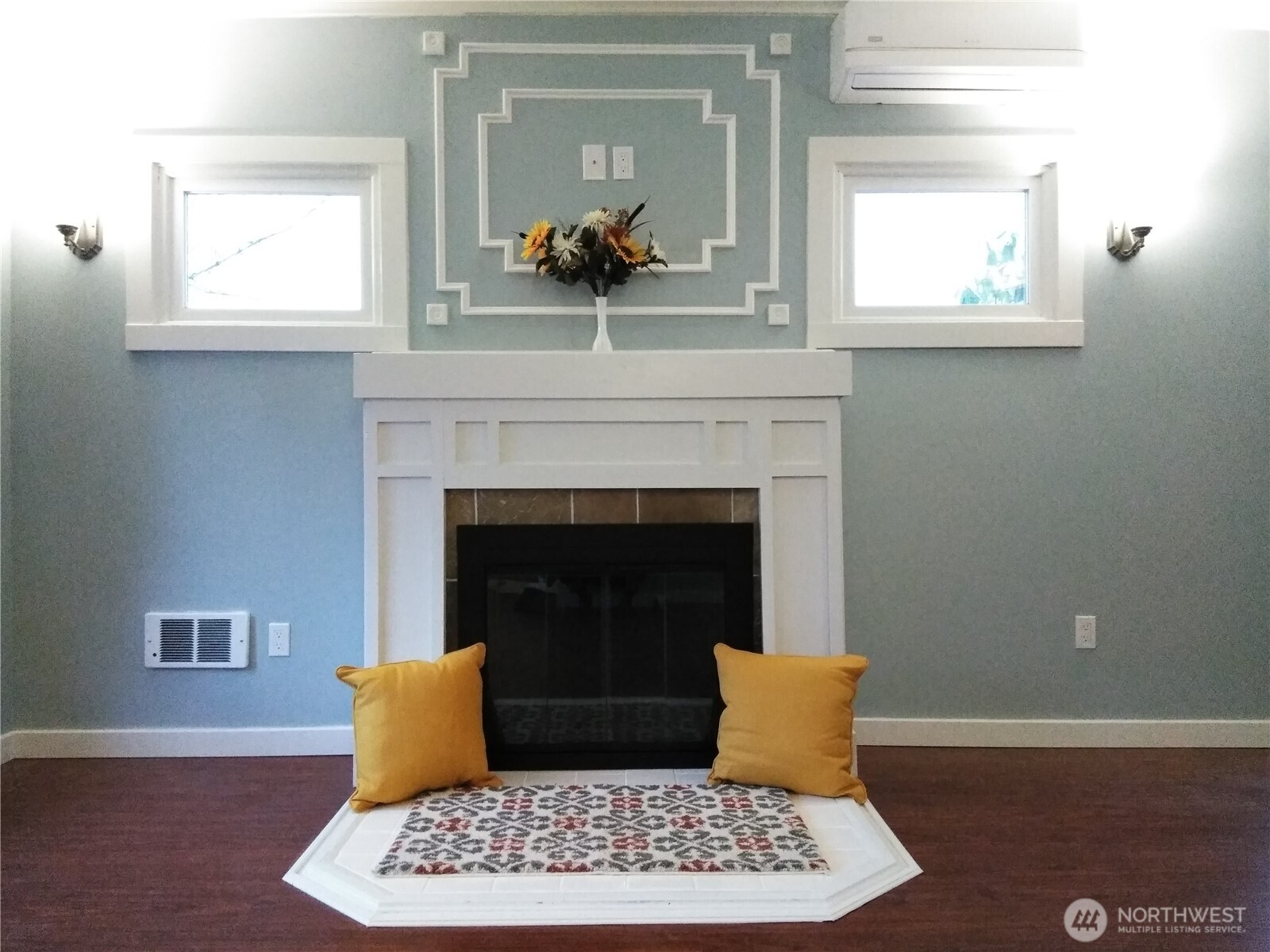 211 Garfield Street Hoquiam, WA 98550 - Photo 16 of 26 a living room with furniture rug and window