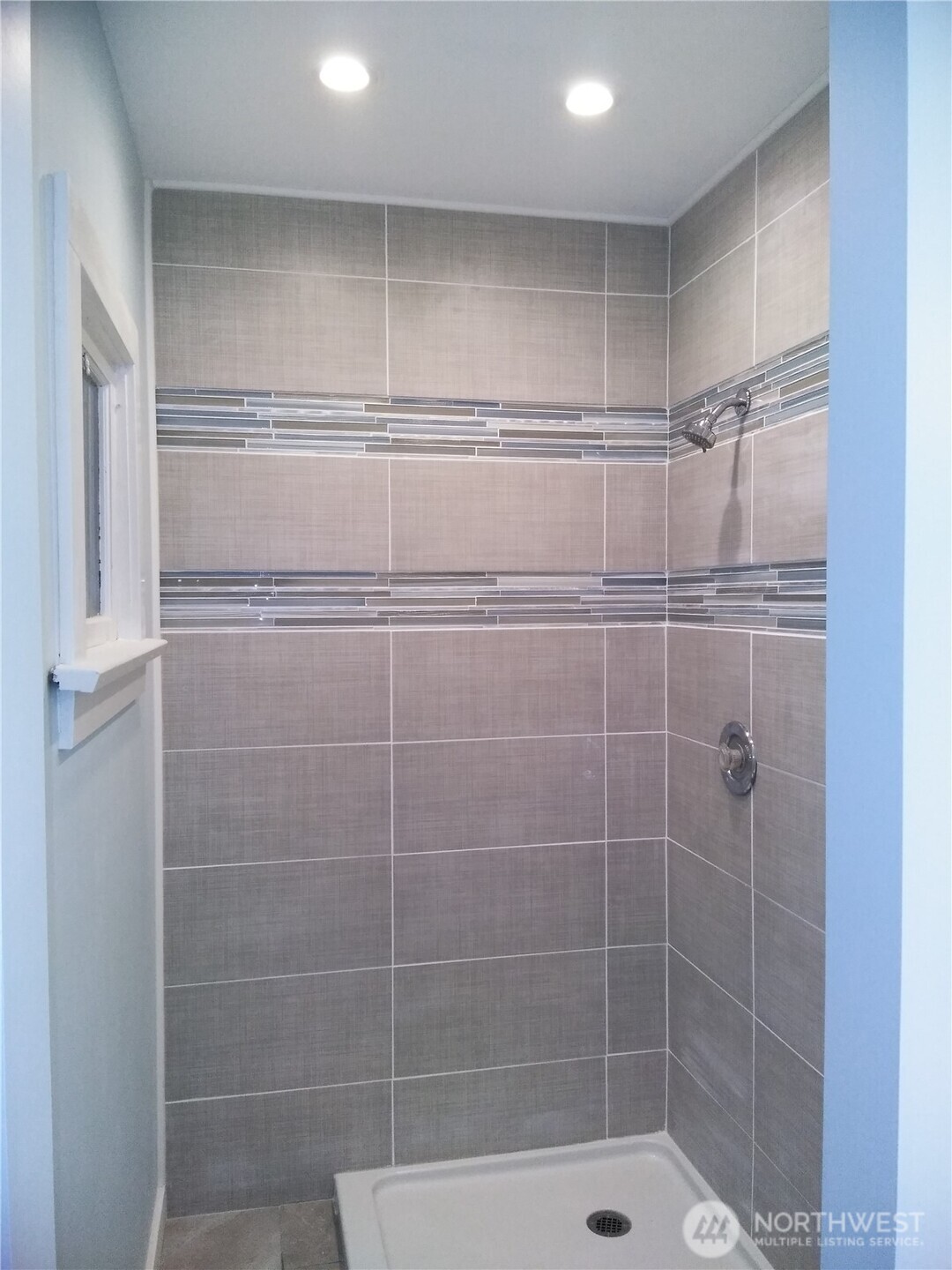 211 Garfield Street Hoquiam, WA 98550 - Photo 18 of 26 a bathroom with a shower