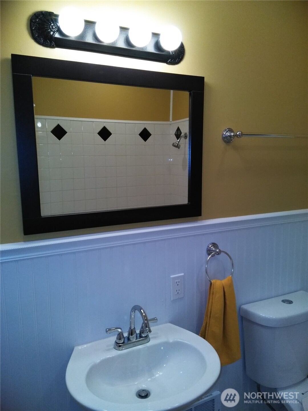211 Garfield Street Hoquiam, WA 98550 - Photo 20 of 26 a bathroom with a sink and a mirror