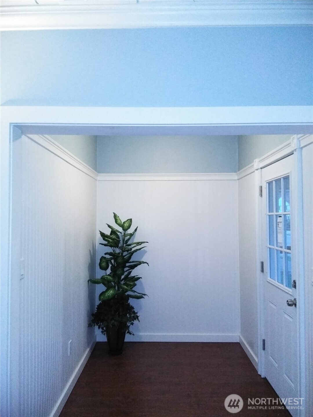 211 Garfield Street Hoquiam, WA 98550 - Photo 22 of 26 a view of a hallway