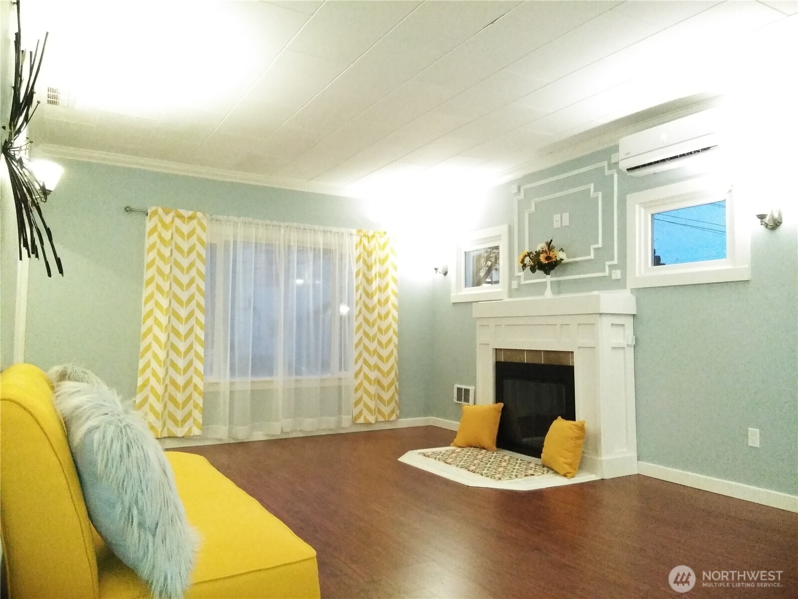 211 Garfield Street Hoquiam, WA 98550 - Photo 24 of 26 a living room with furniture and a fireplace