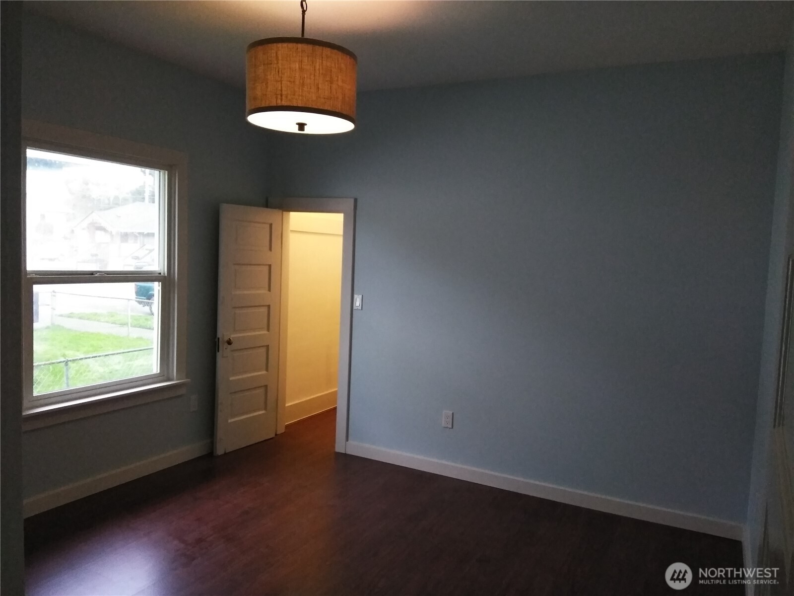 211 Garfield Street Hoquiam, WA 98550 - Photo 5 of 26 an empty room with a window