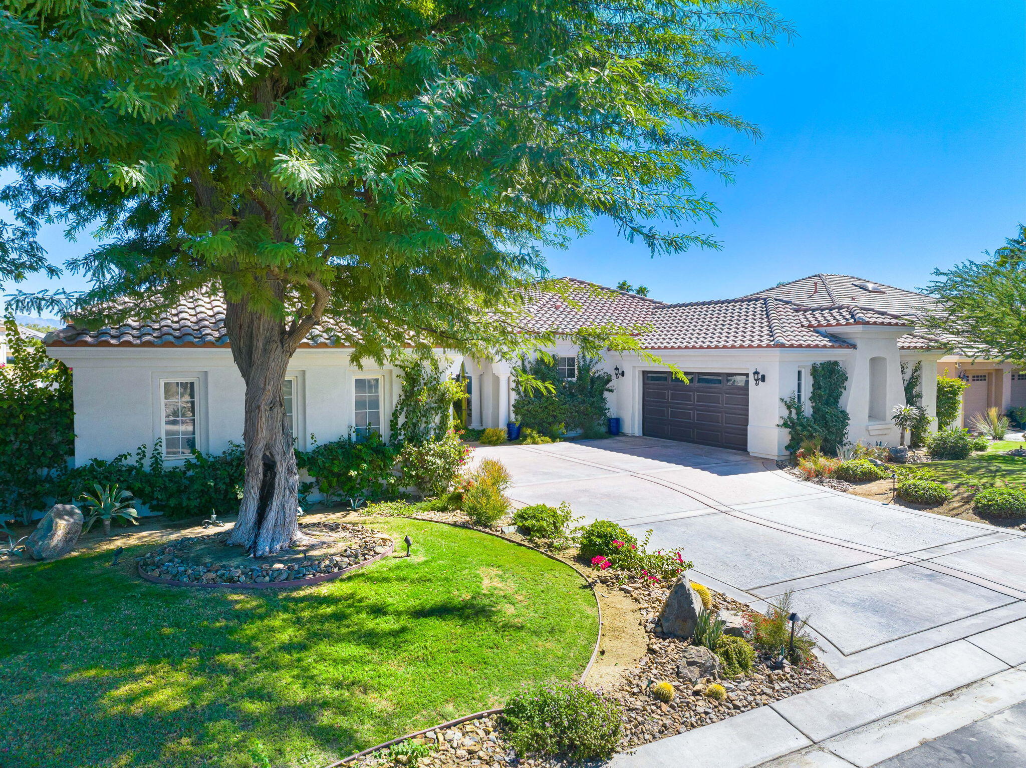 10 Vía Verde Rancho Mirage, CA 92270 - Photo 1 of 40 1-web-or-mls-CB_Vail_OPMG_1023_001