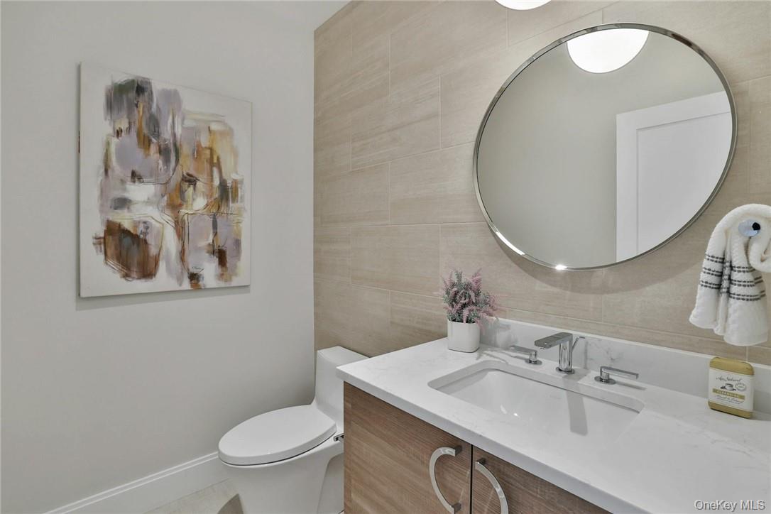 162 Bedford Road, Unit 16 Armonk, NY 10504 - Photo 9 of 37 a bathroom with a toilet a sink and mirror