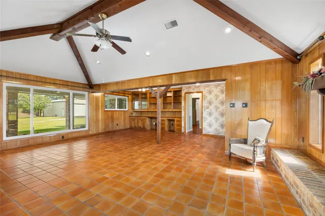 a view of a livingroom with furniture and a ceiling fan