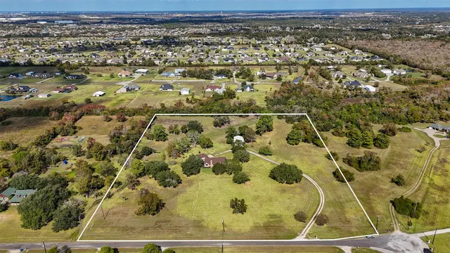 an aerial view of a yard