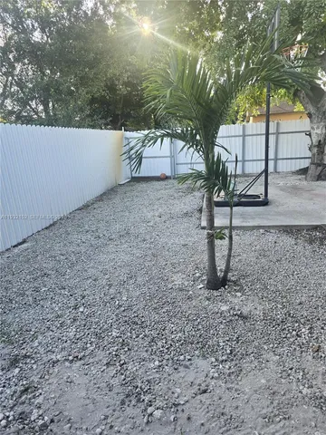 a view of a backyard
