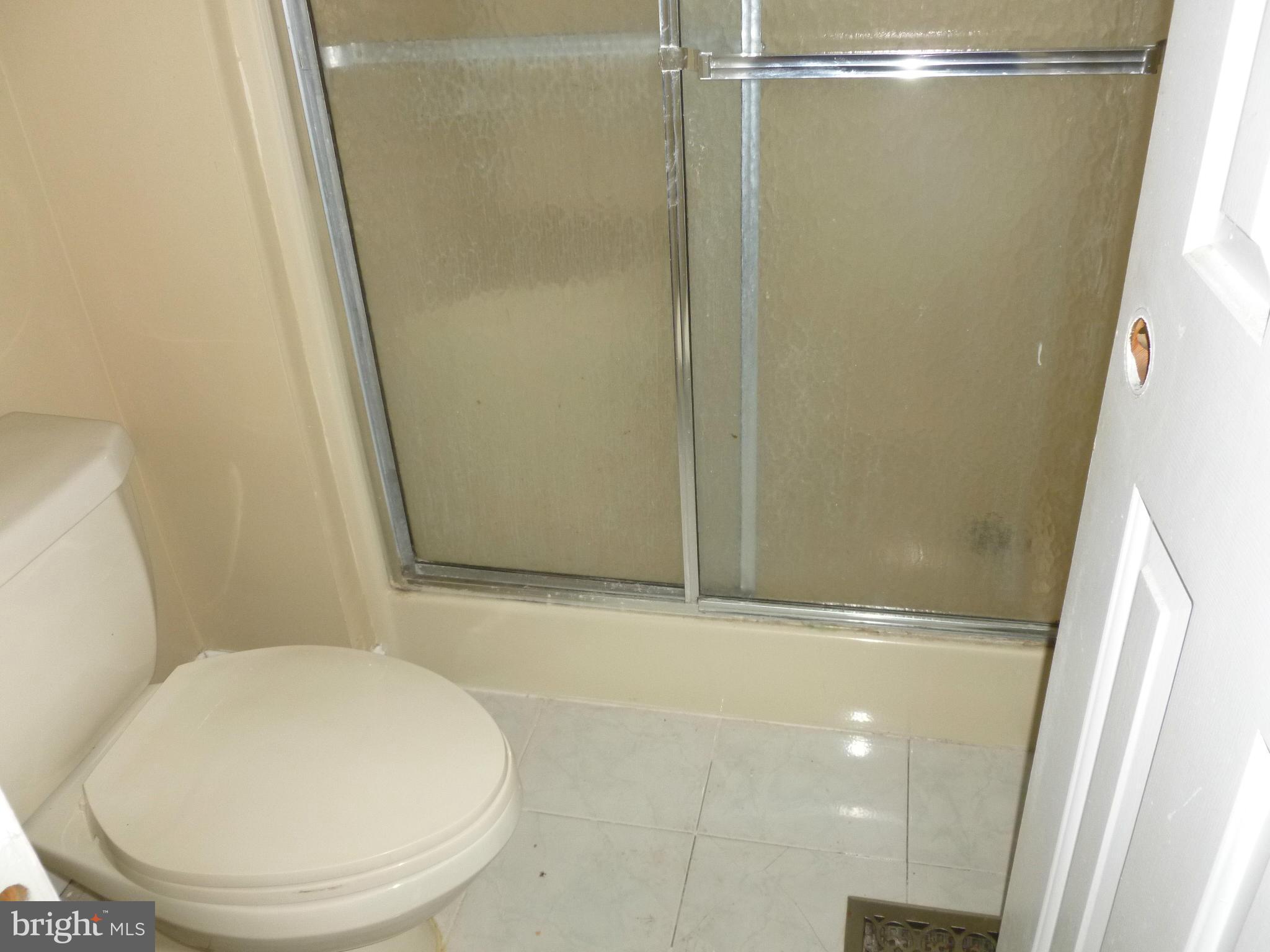 9807 Harford Road Baltimore, MD 21234 - Photo 3 of 11 Bath (Master)