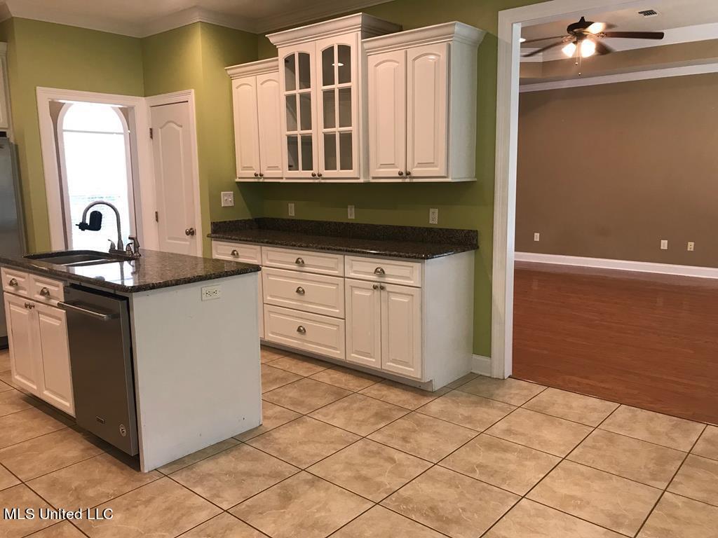 12015 Circle G Ranch Road Picayune, MS 39466 - Photo 4 of 20 kitchenLR
