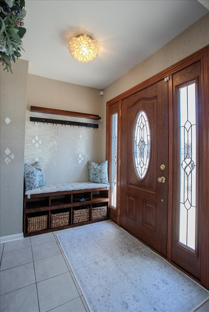 286 Stonegate Road Clarendon Hills, IL 60514 - Photo 5 of 26 Gallery Image 5
