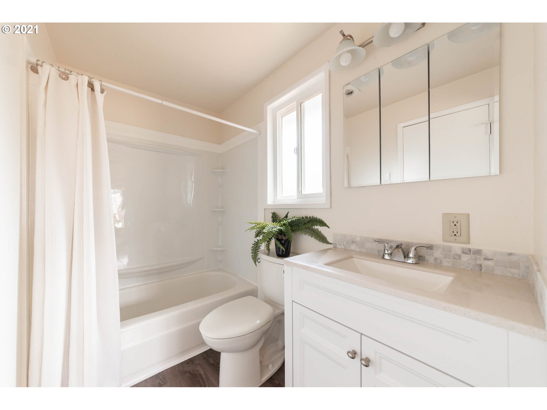 3518 Crocker Road Eugene, OR 97404 - Photo 11 of 27 Gallery Image 11