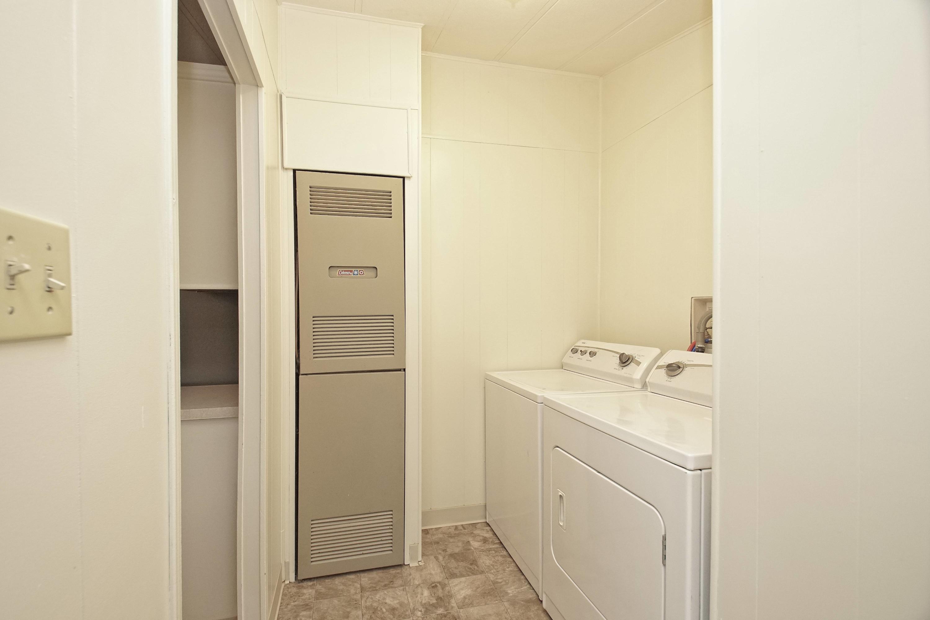11831 Scott Road Redding, CA 96003 - Photo 16 of 22 a utility room with dryer and washer