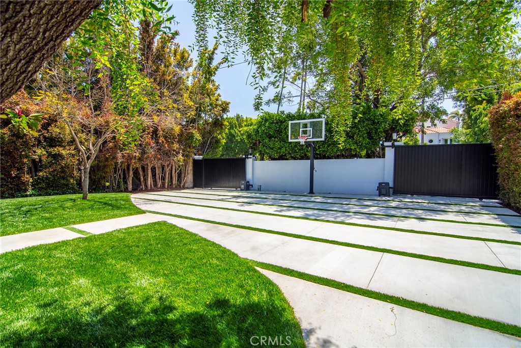 12427 Sunset Boulevard Los Angeles, CA 90049 - Photo 5 of 58 a view of a outdoor space