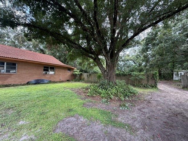 3011 South Wiggins Road Plant City, FL 33566 - Photo 3 of 17 a backyard of a house with lots of green space