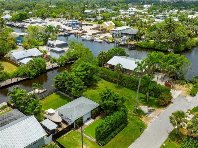 $900,000 | 2977 Poplar Street, Naples, FL 34112