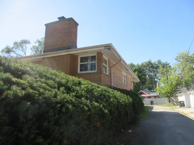 a view of a back yard