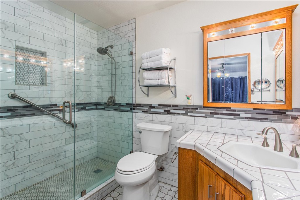 7045 Oak Hill Road Oak Hills, CA 92344 - Photo 14 of 30 Newer, en suite bath