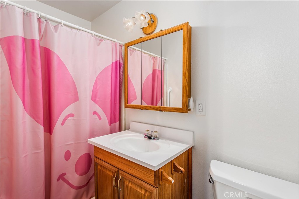 7045 Oak Hill Road Oak Hills, CA 92344 - Photo 17 of 30 Additional en suite bathroom